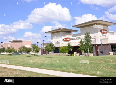 Shopping plaza and restaurants in Plano, Texas, USA Stock Photo - Alamy