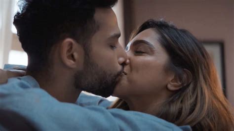 Deepika Padukone Kissing Scene With Siddhant Chaturvedi In Gehraiyaan