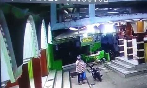 Terekam Cctv Aksi Pencurian Kotak Amal Dibungkus Sarung Di Masjid Kendal