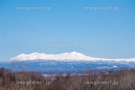 春の晴れた日の雪山と青空 大雪山の写真素材 242483978 イメージマート