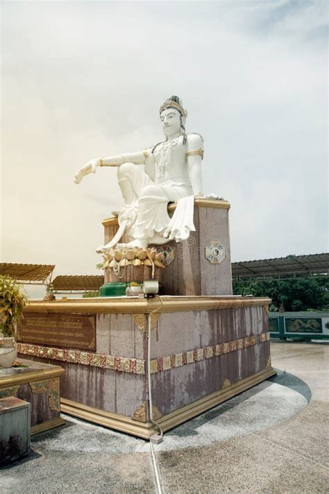 El Bodhisattva Buda Es Estatua De Guan Yin Foto De Archivo Imagen De