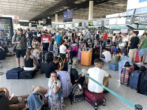 Sizilien Flughafen Geschlossen Tna In Italien Spuckt Asche Und Lava