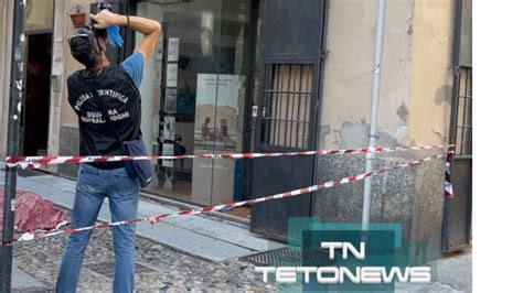 Sale Su Uno Sgabello Sul Balcone Per Pulire I Vetri Ma Perde L