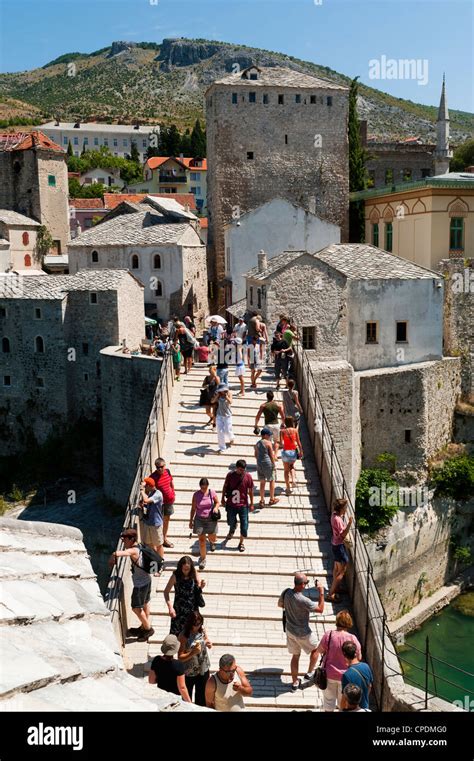 Touristen Auf Stari Most Alte Br Cke Unesco Weltkulturerbe Mostar