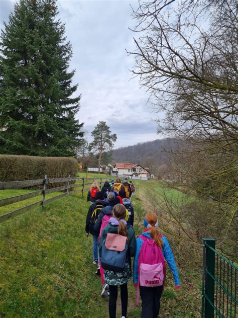 Viertklässler auf den Spuren des Osterhasen Grundschule Anna