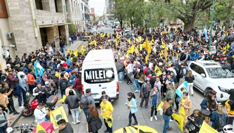 Video Cientos de salteños reciben a Milei en Salta Solo Política