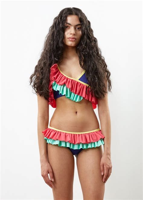 6 Hot Sexy Emily Watson Bikini Pics