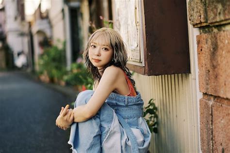 竹内アンナ、10代の夏の想い出が蘇るノスタルジックな新曲「たぶん、きっと、ぜったい」mv Barks