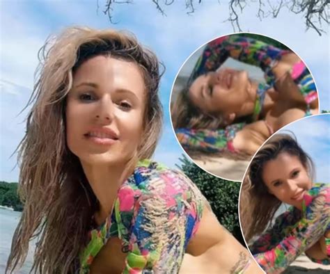 Doda w skąpym bikini tarza się w piasku Co za widoki Ona kusi