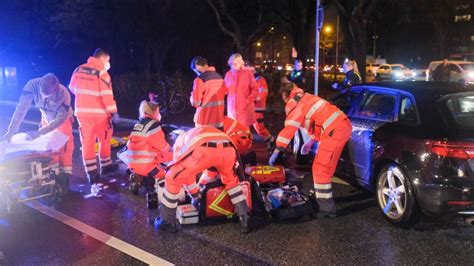 Wandsbek Kollision Mit Pkw Rollerfahrer Bei Unfall Schwer Verletzt