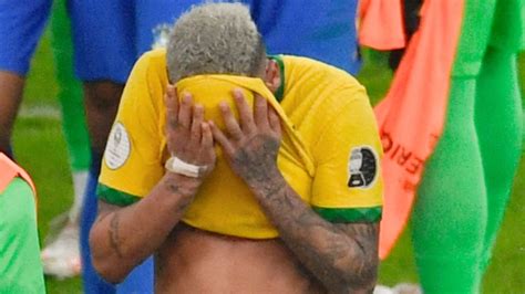 El llanto de Neymar y su abrazo con Messi tras perder la Copa América