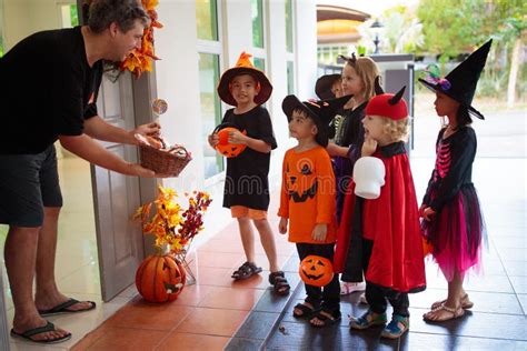 Los Ni Os Enga An O Tratan Halloween Ni O En La Puerta Foto De