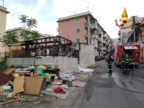 Messina Incendio In Una Baracca Utilizzata Come Deposito Di Rifiuti