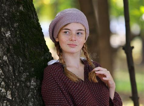 Le Portrait D Une Fille Couverte De Taches De Rousseur Mignonne Avec