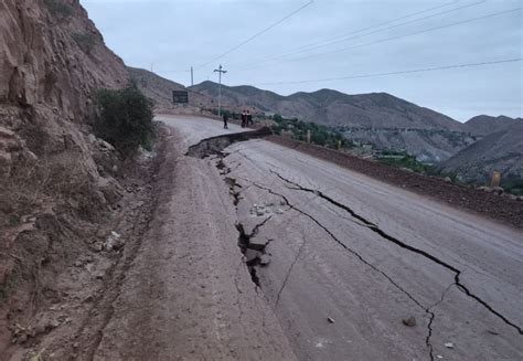 Arequipa desplazamiento de tierra debido a lluvias afectó vía Yura