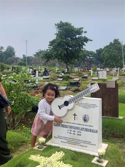 Potret Momen Haru Mutia Ayu Ajak Gewa Ziarah Ke Makam Glenn Fredly