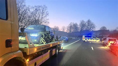 Unfall Mit Drei Fahrzeugen Auf B229 Zwei Verletzte