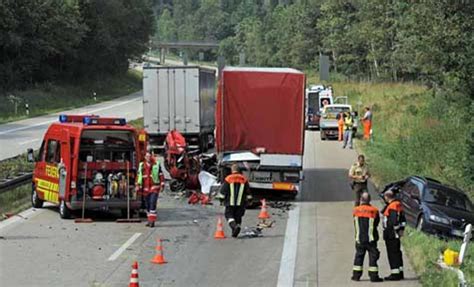 Unfall Auf A93 Laster Rast In Stau Zwei Tote Bayern