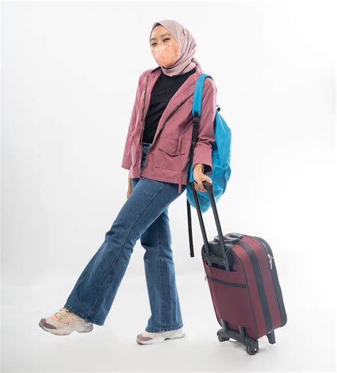 Hijab Femme Voyageant Tenant Une Valise De Billet De Passeport Et