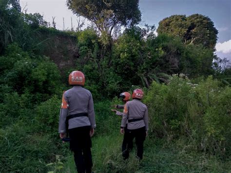 Sat Brimob Polda Jabar Cek Jalan Rawan Longsor Di Kampung Cikareumbi