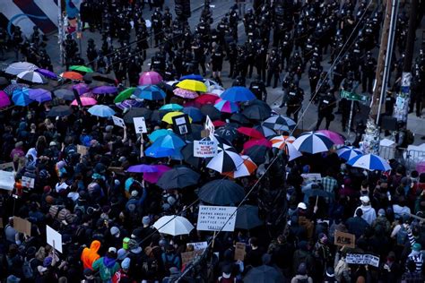 西雅图抗议现场爆发警民冲突 警方用闪光弹驱散人群