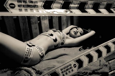 Qu Nh Thi Nude Gi I Ph Ng Ph N