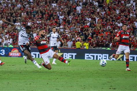 Flamengo leva passeio do Atlético MG no Maracanã e vê título brasileiro