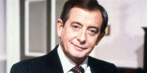 Yes Minister Star Derek Fowlds Dies Aged 82 British Comedy Guide