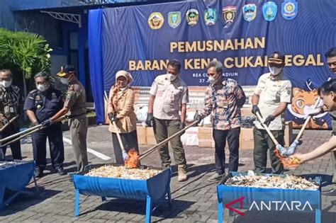 Bea Cukai Madiun Musnahkan Barang Bukti Jutaan Batang Rokok Ilegal