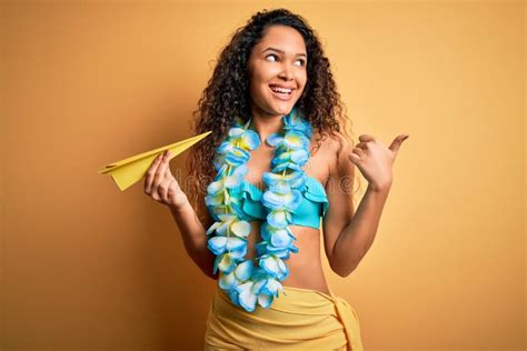 Joven Hermosa Americana En Vacaciones Vistiendo Bikini Sosteniendo Papel Aeroplano Apuntando Y