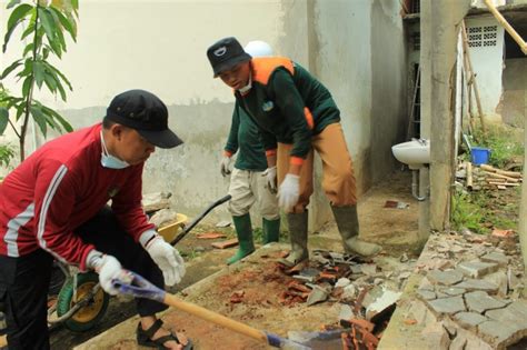 Relawan Wiz Bersihkan Puing Bangunan Pondok Pesantren Wahdah