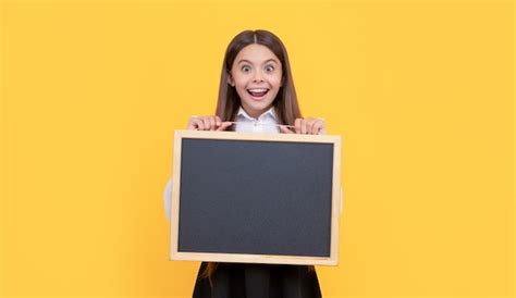 Garoto Espantado Em Uniforme Segura Lousa Escolar Para Promo O De