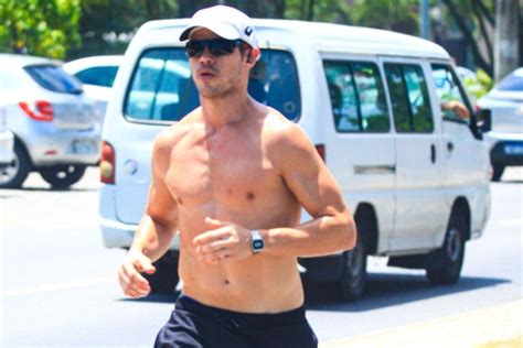 Jos Loreto Corre Sem Camisa Na Praia E Exibe Os M Sculos Ofuxico