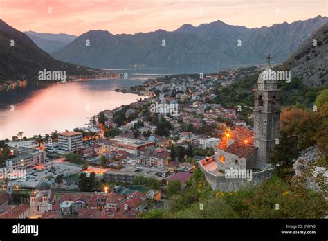 Paysage De Kotor La Baie De La Forteresse Au Coucher Du Soleil Banque