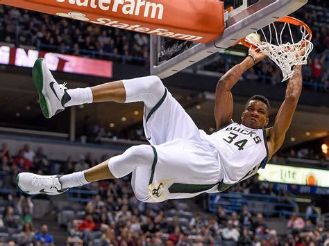 Giannis Antetokounmpo Dunking - Giannis Antetokounmpo Dunking Wallpaper ...