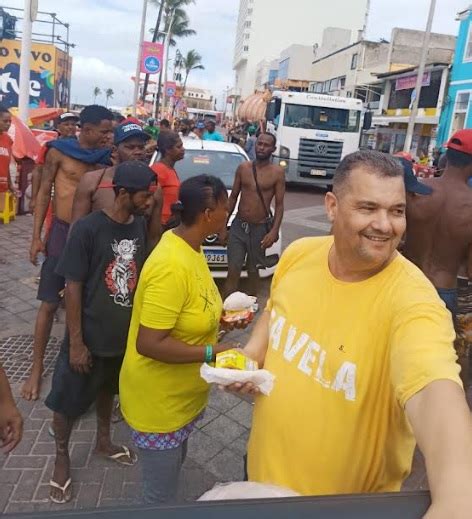 Gordinho Da Favela Distribui Caf Da Manh Para Vendedores Ambulantes