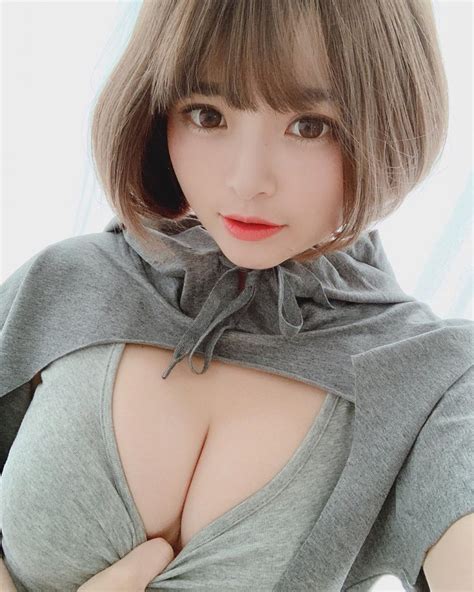 Kể chuyện tặng hàng trăm triệu cho nhân viên nàng hot girl hốt hoảng khi fan liên tục xin