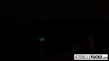 La MILF Jezebelle Bond se burla de la cámara en lencería XVIDEOS