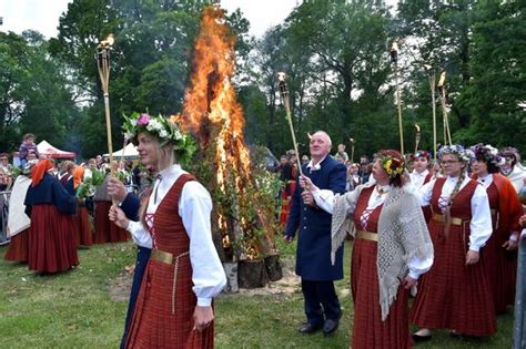 Праздник Лиго: Латвия в ожидании самой короткой ночи в году | Здоровье ...