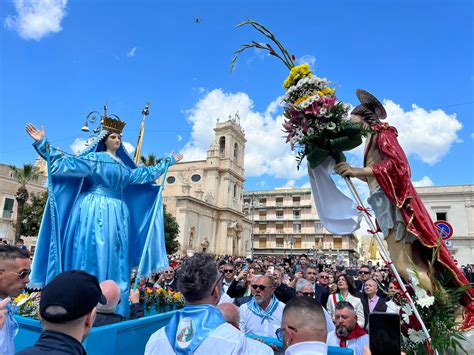 Avola Riti Pasquali L Emozione Della Paci In Piazza Umberto I Avola