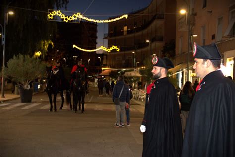 Per Le Strade Del Centro Carabinieri A Piedi E A Cavallo In Alta Uniforme