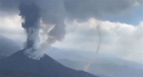 Enorme Tornado Durante Leruzione Del Vulcano Cumbre Vieja Perch Si