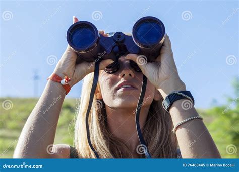 Jolie Fille Avec Des Jumelles Regardant Lhorizon Image Stock Image