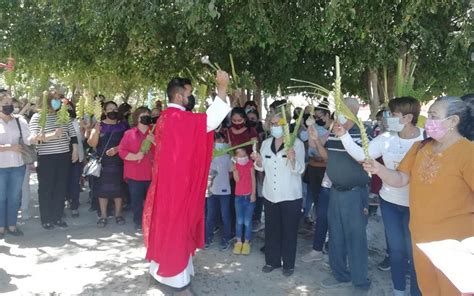 Feligreses católicos celebran en Comondú el Domingo de Ramos El