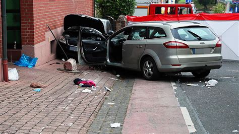 Auto F Hrt In Menschengruppe Wagen F Hrt In Gruppe Feiernder Menschen