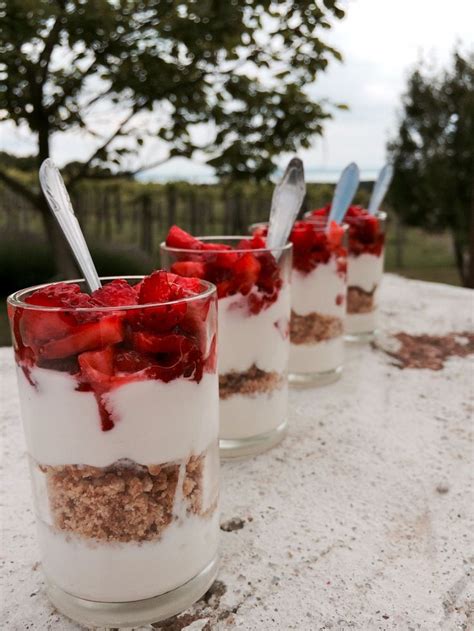 N Y cheesecake a pohárban hűsítő epres desszert Sütit akarok Torte