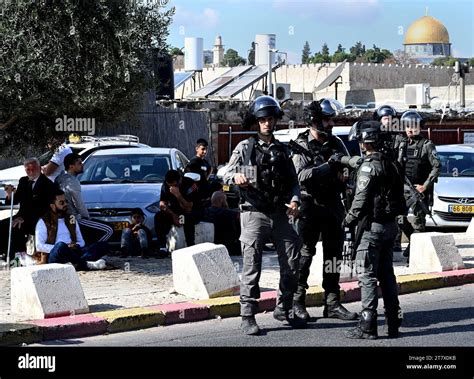 Jerusalén Oriental Israel 17 De Noviembre De 2023 La Policía Fronteriza Israelí Guarda A Los