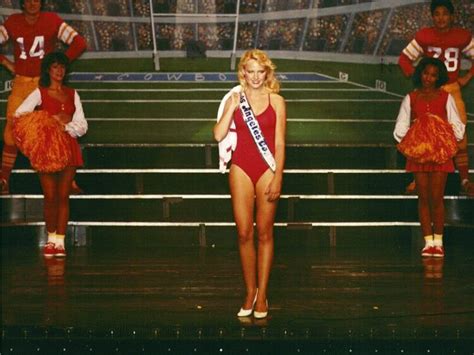 5 Hot Sexy Lisa Wilcox Bikini Pics