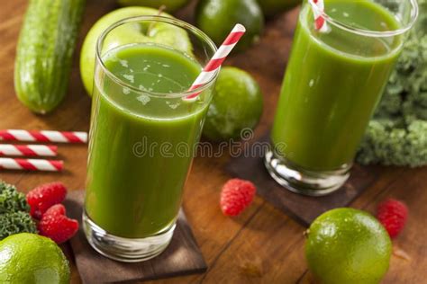 Jugo Verde Sano De Smoothi De La Verdura Y De La Fruta Imagen De