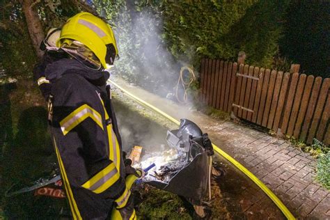 Brennende Hecke Sorgt F R Feuerwehreinsatz In Eicklingen Celler Presse